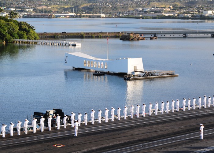 Các sỹ quan, binh sỹ thuộc biên chế của tàu sân bay USS Ronald Reagan cũng đã thực hiện nghi lễ của Hải quân Mỹ khi quay trở về cảng neo đậu.